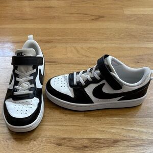 Nike Kids Black and White Low-Top Sneakers with Hook-and-Loop Strap…gently used